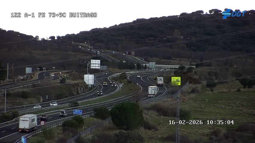 Circulación de coches en la A-1 antes de llegar a Buitrago del Lozoya