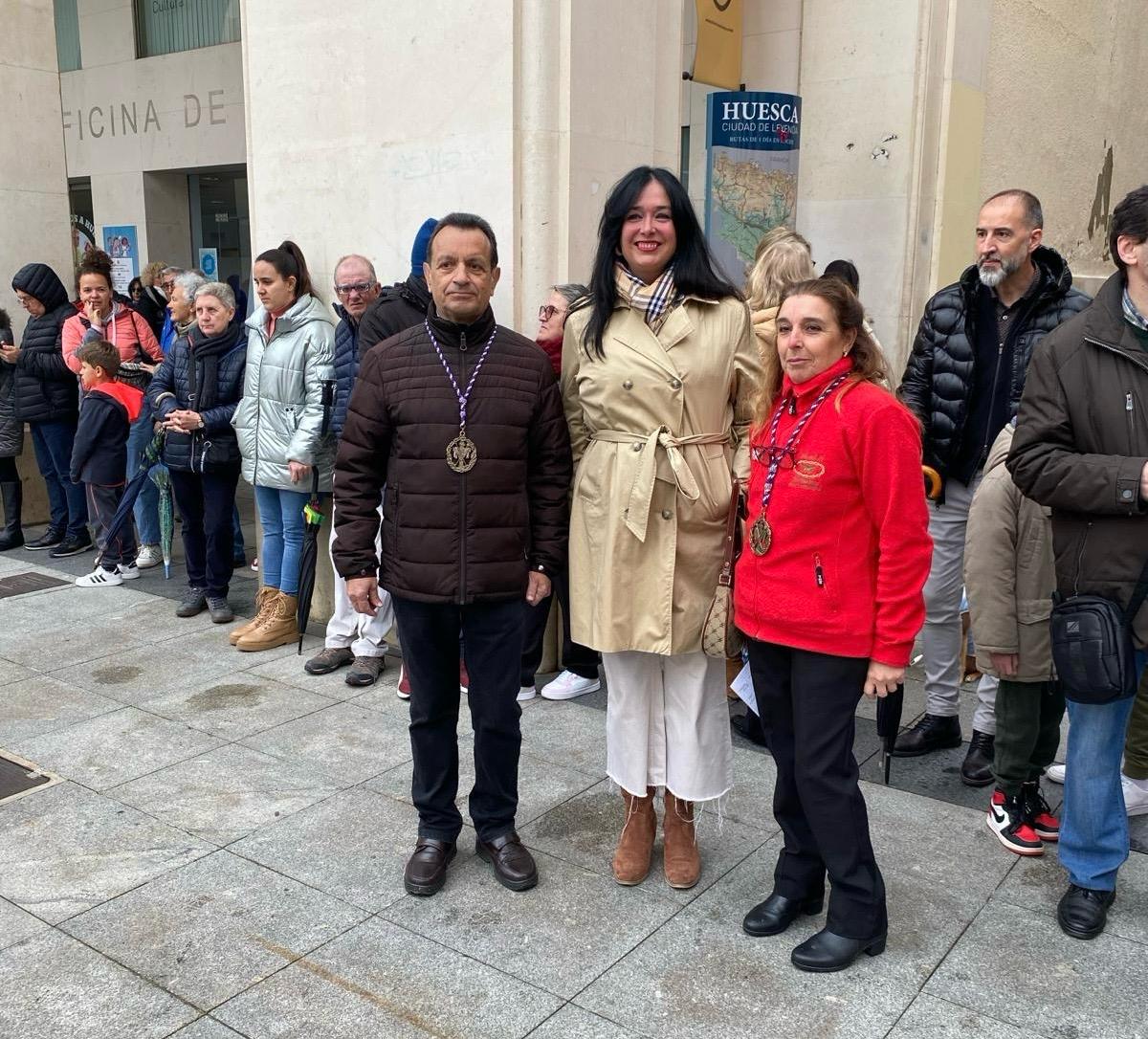 La alcaldesa de Huesca, Lorena Orduna, junto con representantes de la Vera Cruz (a su derecha, el mayordomo 1º)