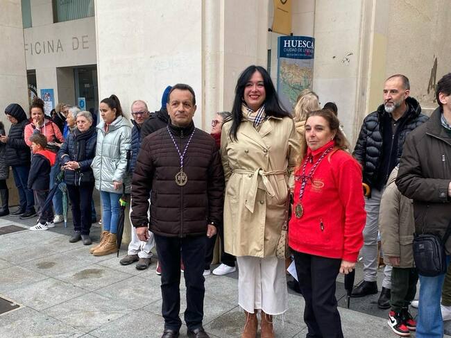 La alcaldesa de Huesca, Lorena Orduna, junto con representantes de la Vera Cruz (a su derecha, el mayordomo 1º)