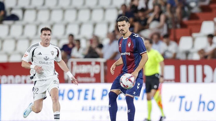 Partido disputado entre Albacete y Eibar en el Carlos Belmonte