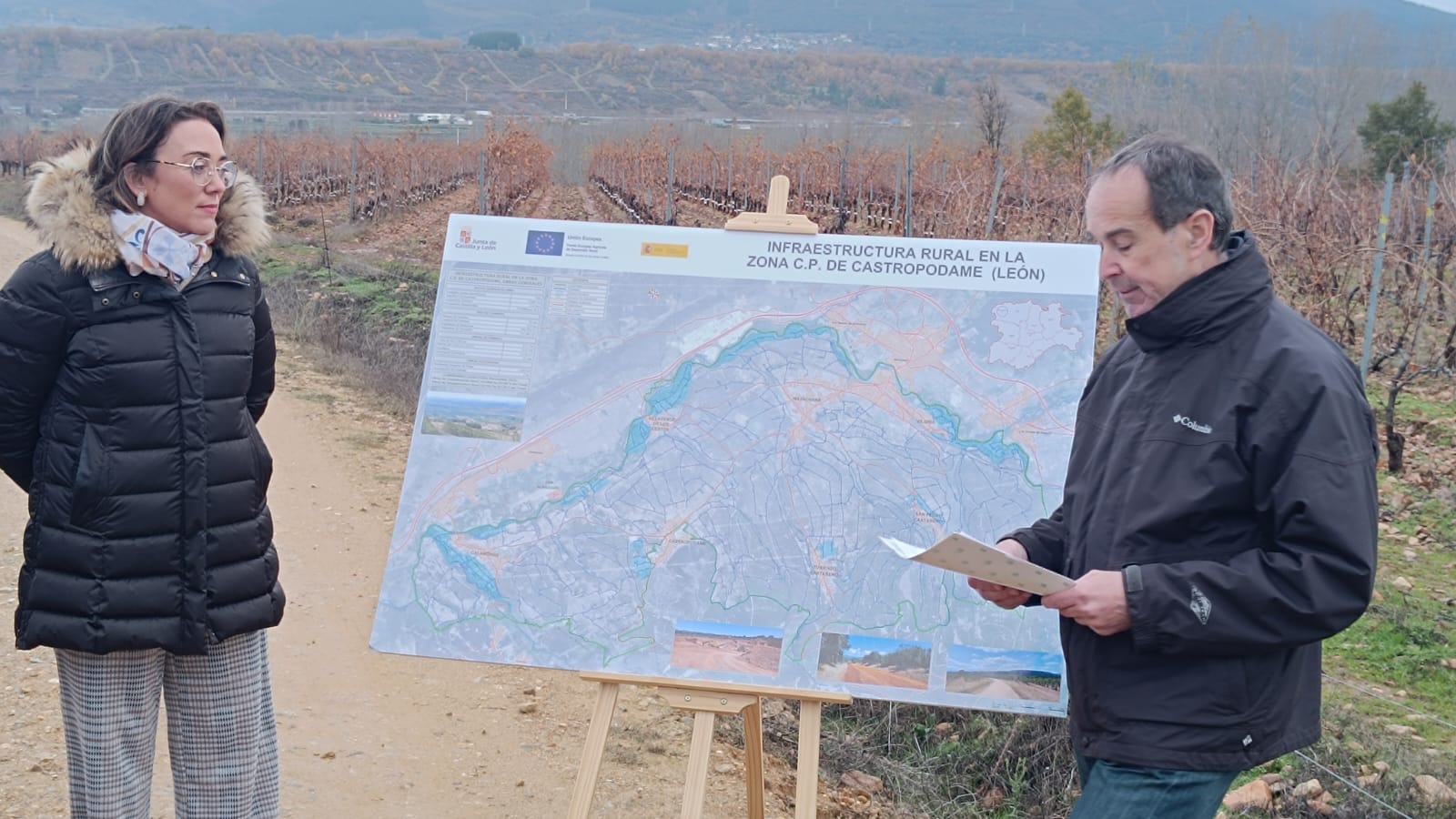 La consejera María González junto al técnico que ha explicado las actuaciones en la concentración parcelaria