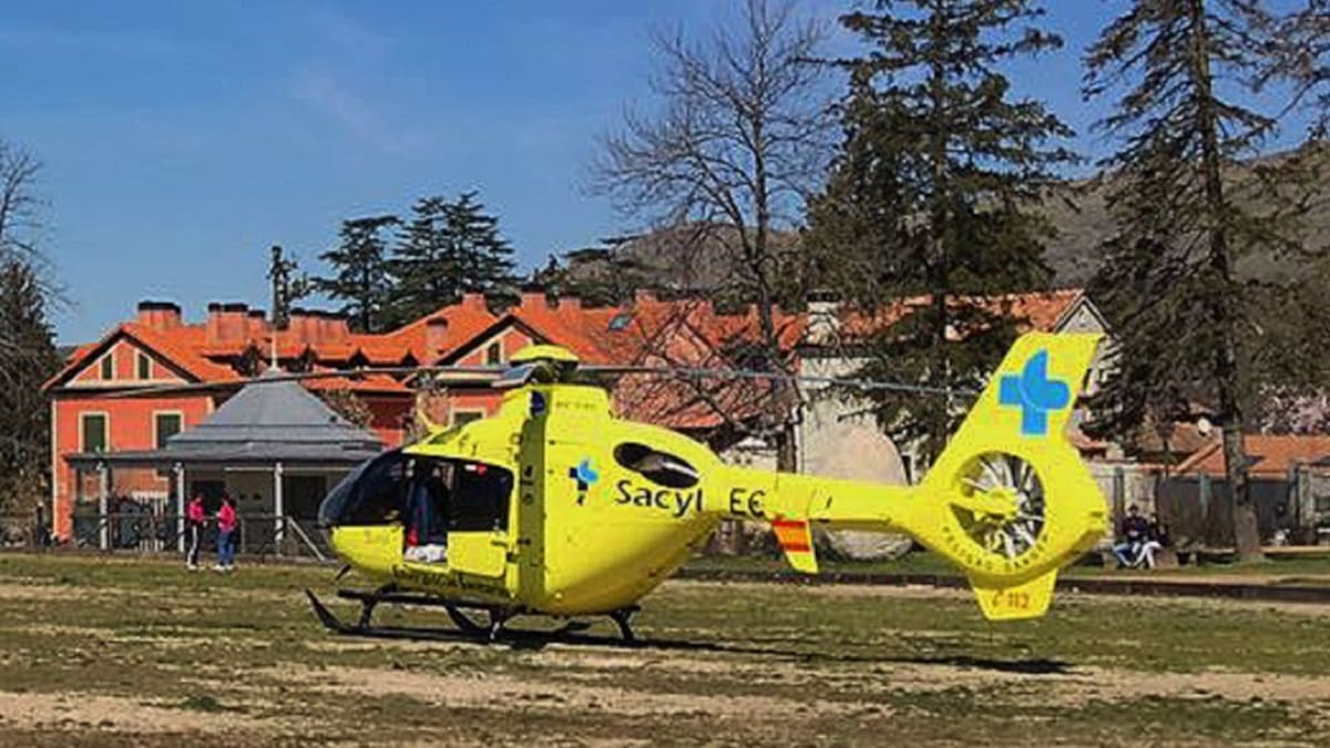 Rescatan a un hombre y a su perro tras quedar atrapados sobre un tronco en el Río Cega