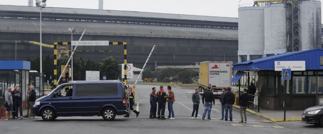 Trabajadores ante la planta de Alcoa en A Coruña