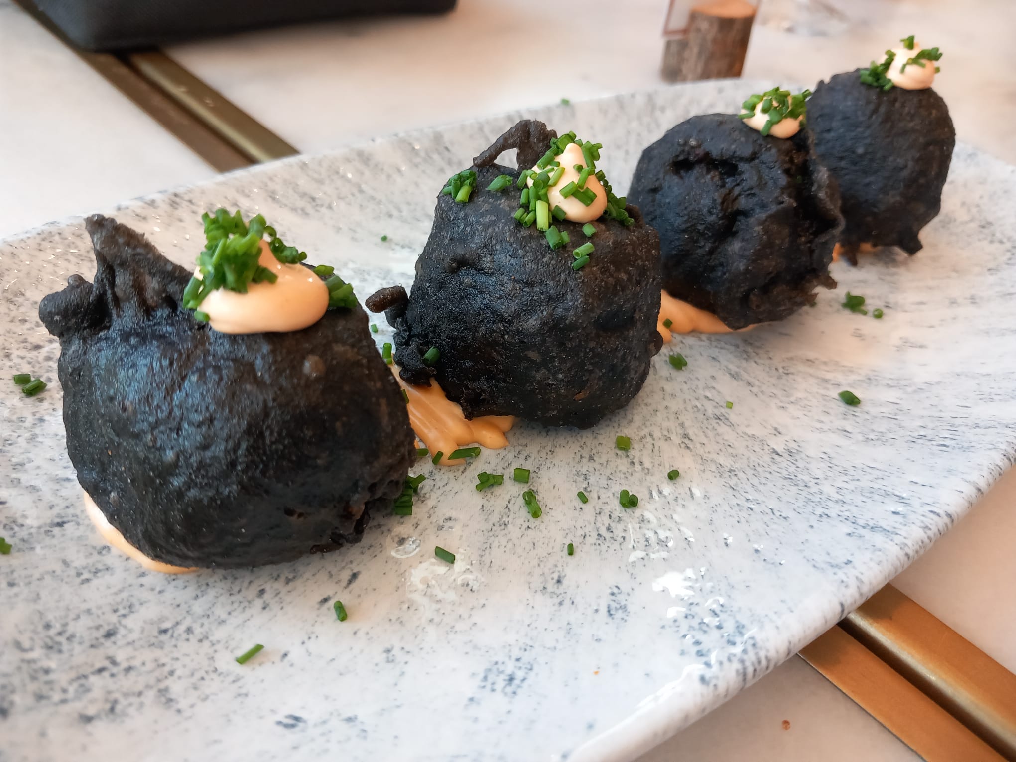 Buñuelos de sepia con salsa kimchi