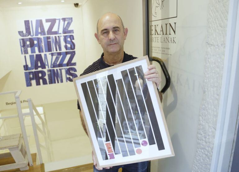 José Luis Lanzagorta posa con uno de los grabados que conforman la exposición &#039;Jazz Prints&#039;.