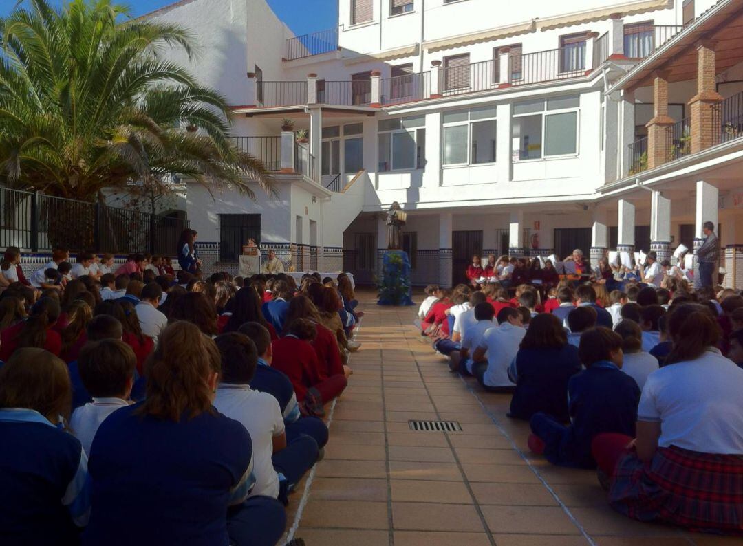 Alumnos del centro educativo participan en una actividad en el patio del colegio rondeño