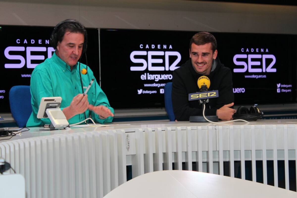 Griezmann sonríe durante su visita a 'El Larguero'.