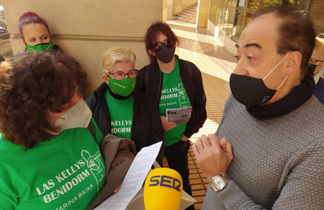 Momento del debate entre Yolanda García, portavoz de las Kellys, y Manolo Ramón, responsable de Hostelería de UGT, frente a la sede del sindicato en Benidorm