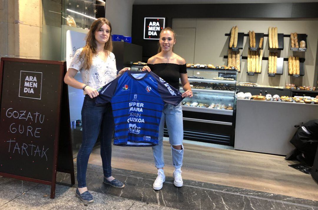 Ainhoa Etxeberria y Mari O&#039;Mullony posan con su nueva camiseta