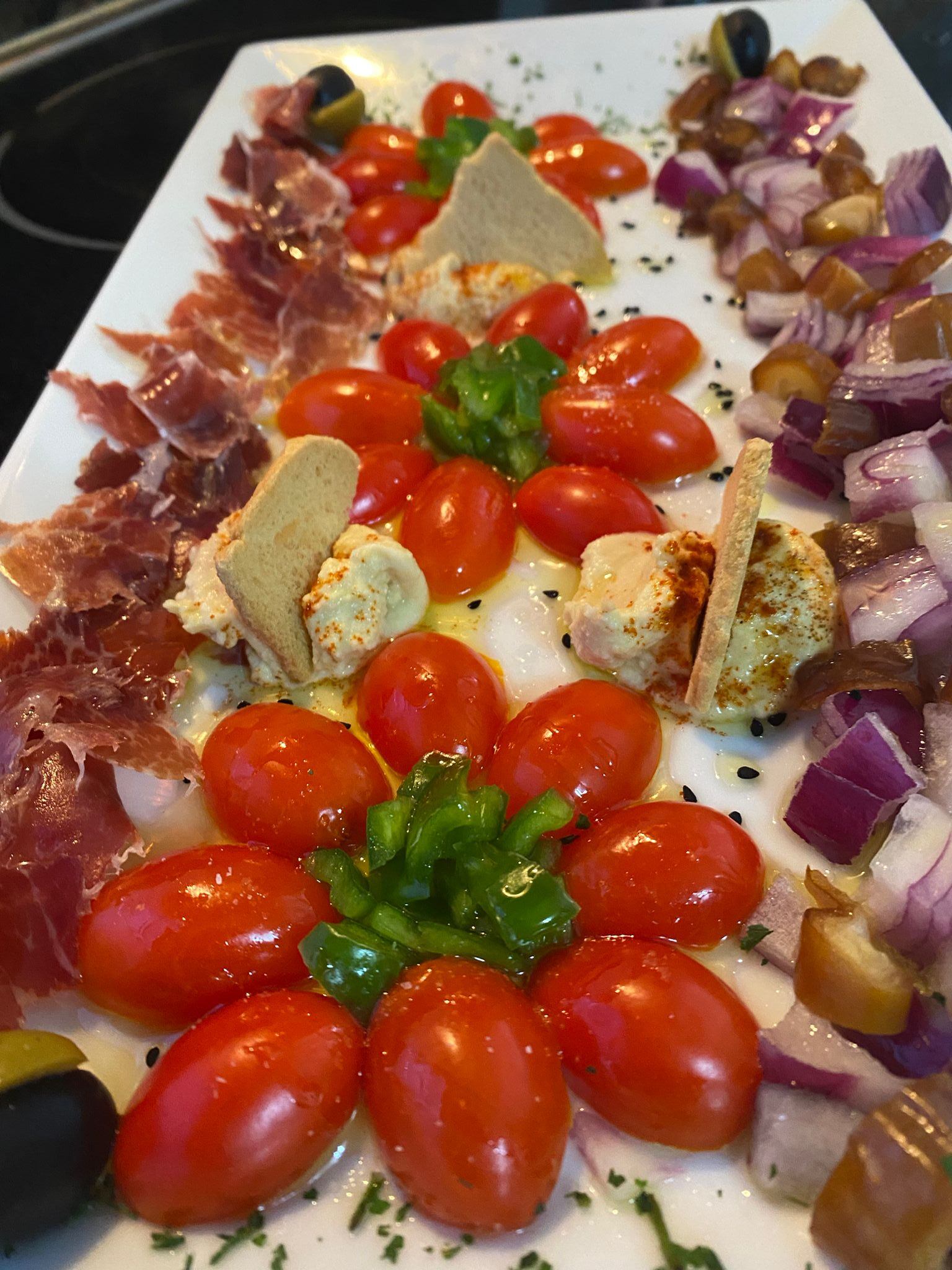 Ensalada de Cherry, jamón, humus y dátil.