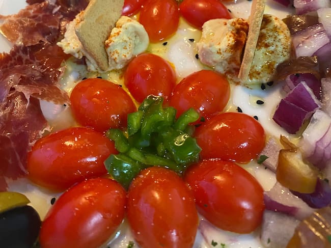 Ensalada de Cherry, jamón, humus y dátil.
