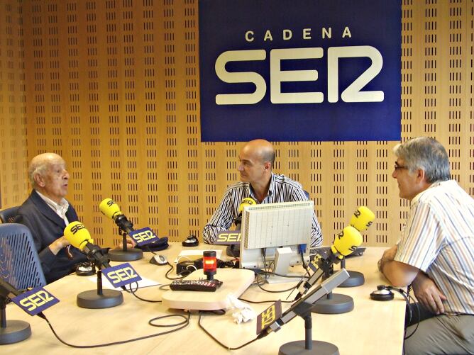Entre las décadas de los 40 y los 60, cuando nuestra emisora se denominaba EAJ-47 Radio Valladolid, la voz de Lorenzo Martínez Duque fue una de las más populares desde su puesto de locutor de continuidad.