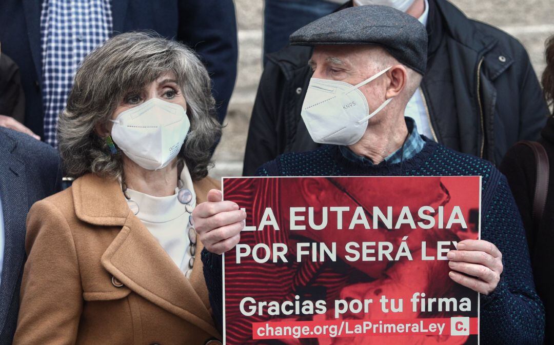 La exministra de Sanidad, María Luisa Carcedo, junto a Ángel Hernández