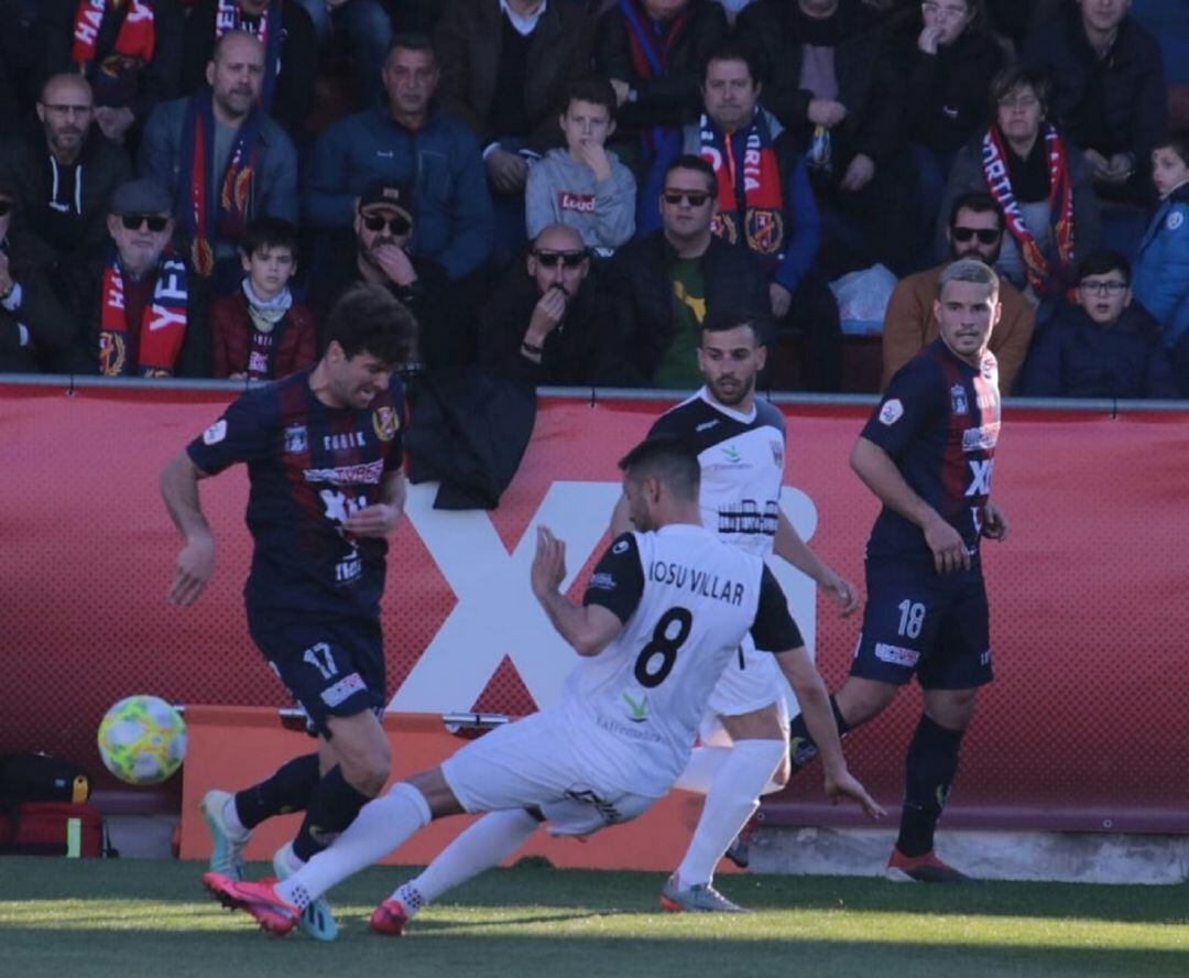 Josu Villar haciendo una dura entrada