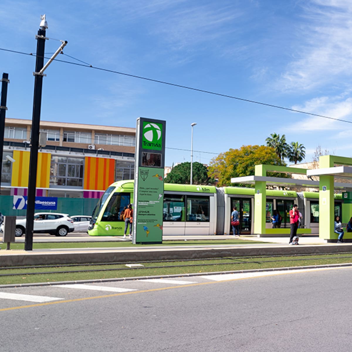 Interrumpido el tranvía entre las paradas de Circular y Los Cubos al chocar un camión pluma con la catenaria