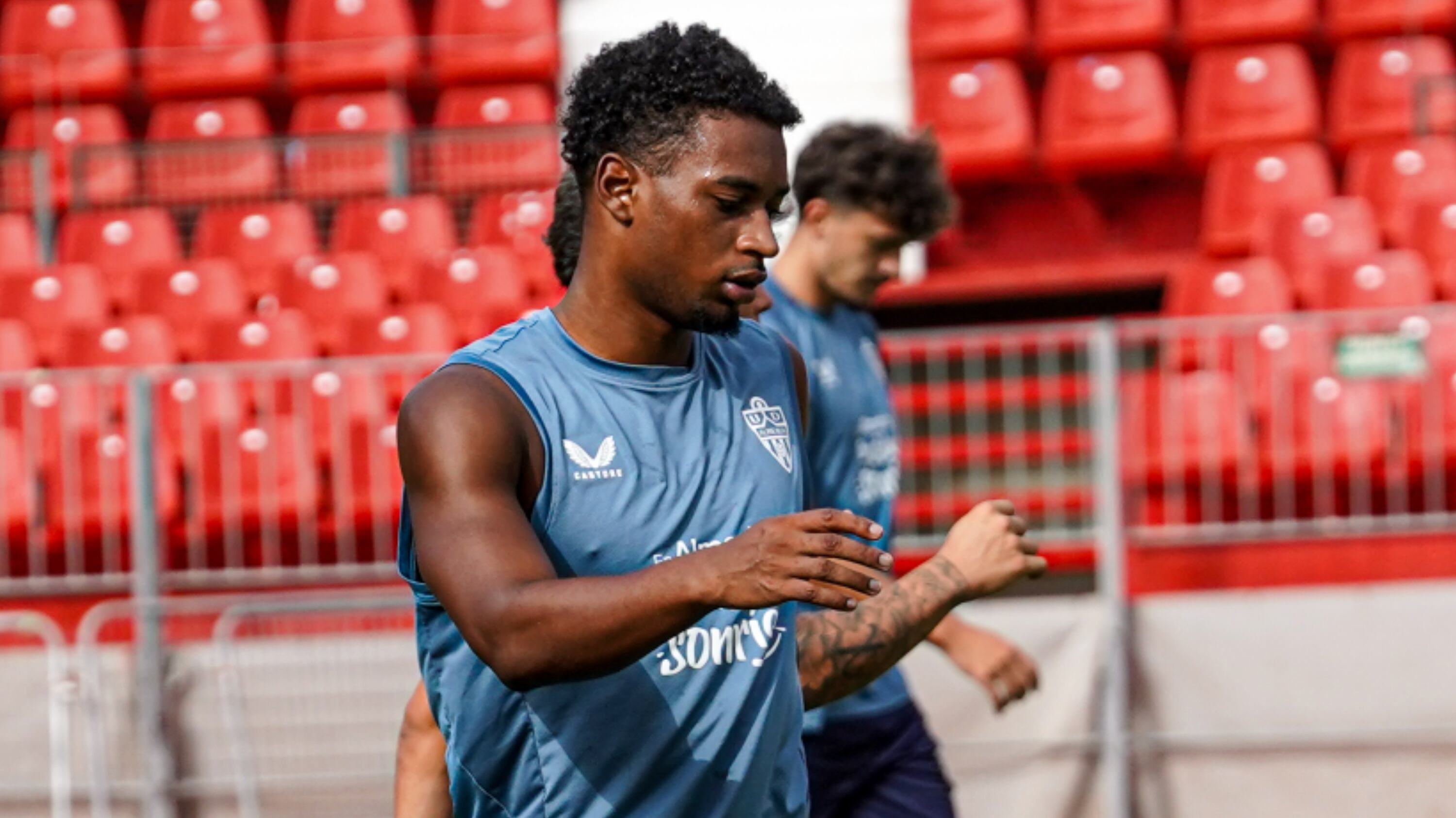 Hugo Neves sigue entrenando con la primera plantilla después de la marcha de Largie Ramazani al Leeds United.