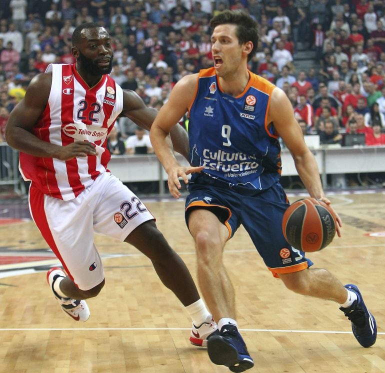 KOC03 BELGRADO (SERBIA), 30/10/2014.- Charles Jenkins (i), del Estrella Roja, en acción ante Sam Van Rossom (d), del Valencia Basket, durante el partido de la Euroliga de baloncesto que enfrentó a sus equipos en Belgrado, Serbia, hoy, jueves 30 de octubre de 2014. EFE/Koca Sulejmanovic