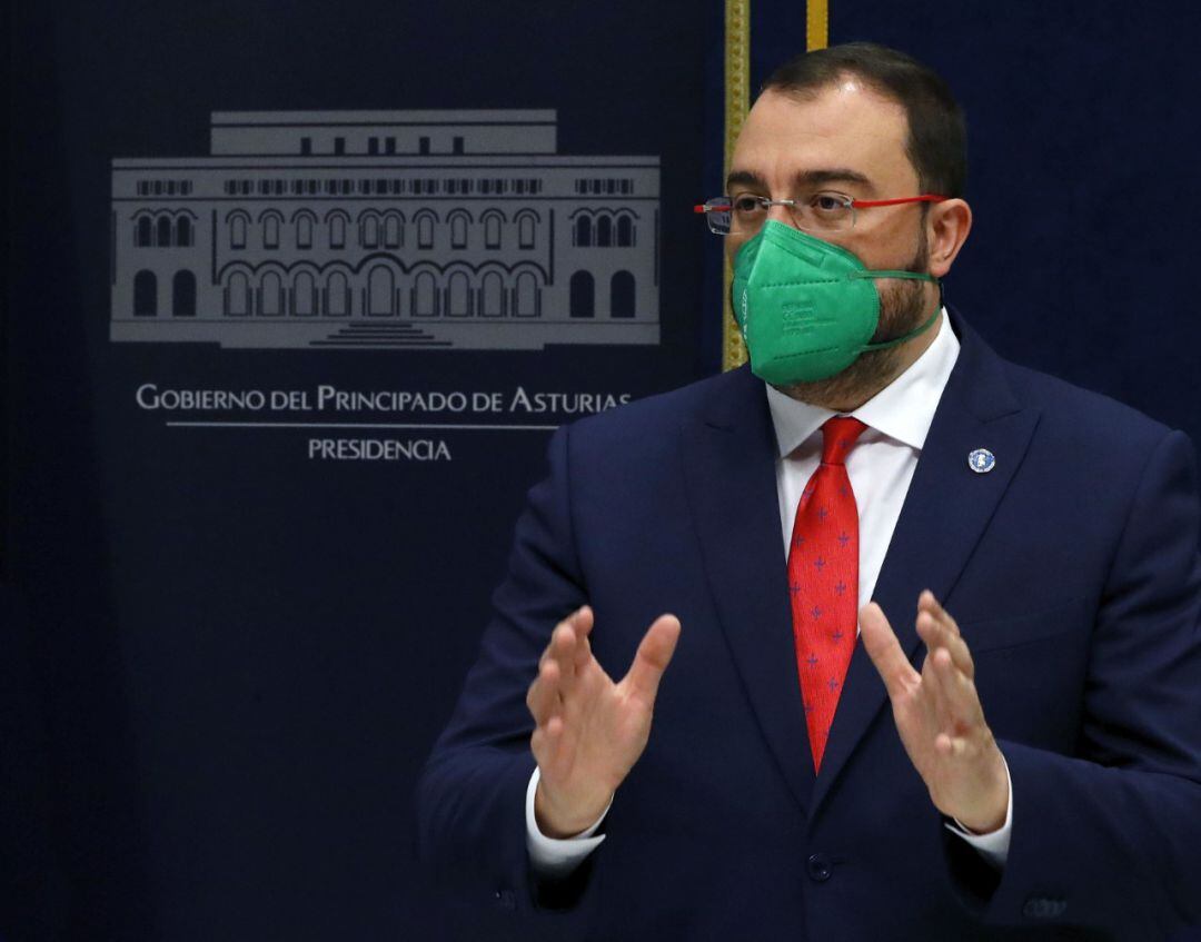 El presidente del Principado, Adrián Barbón, durante uan rueda de prensa.