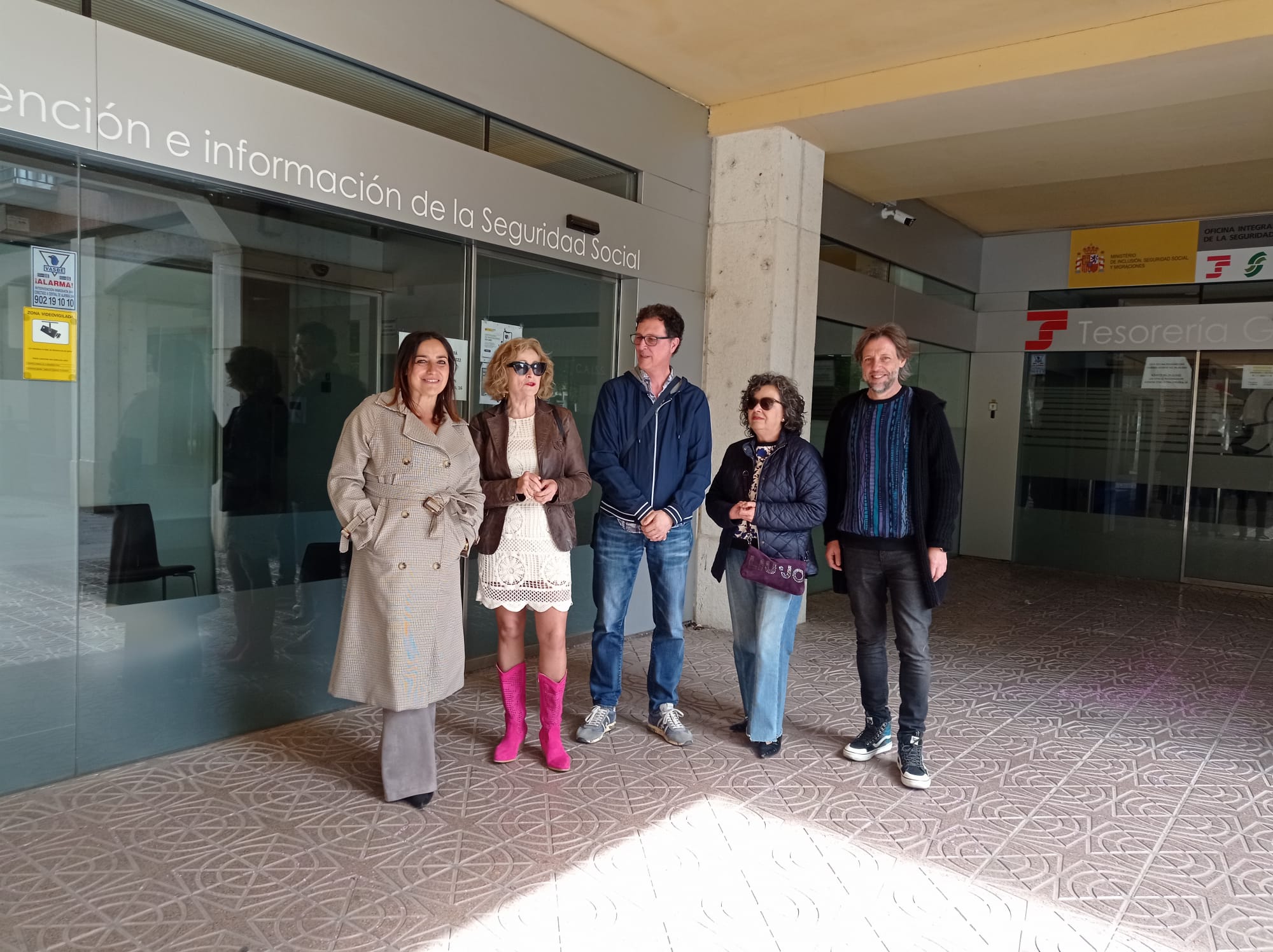 Visita de candidatos del PSOE a la zona de los locales