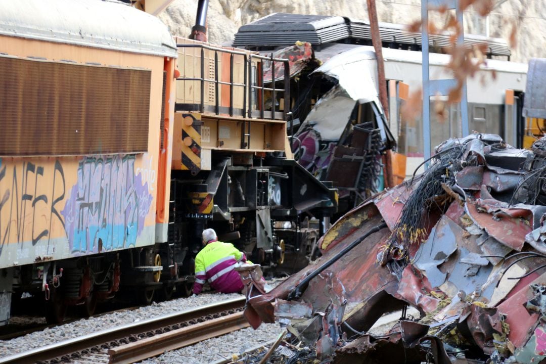 La capçalera del tren de Rodalies accidentat a Castellgalí, totalment destrossada per l'impacte del xoc