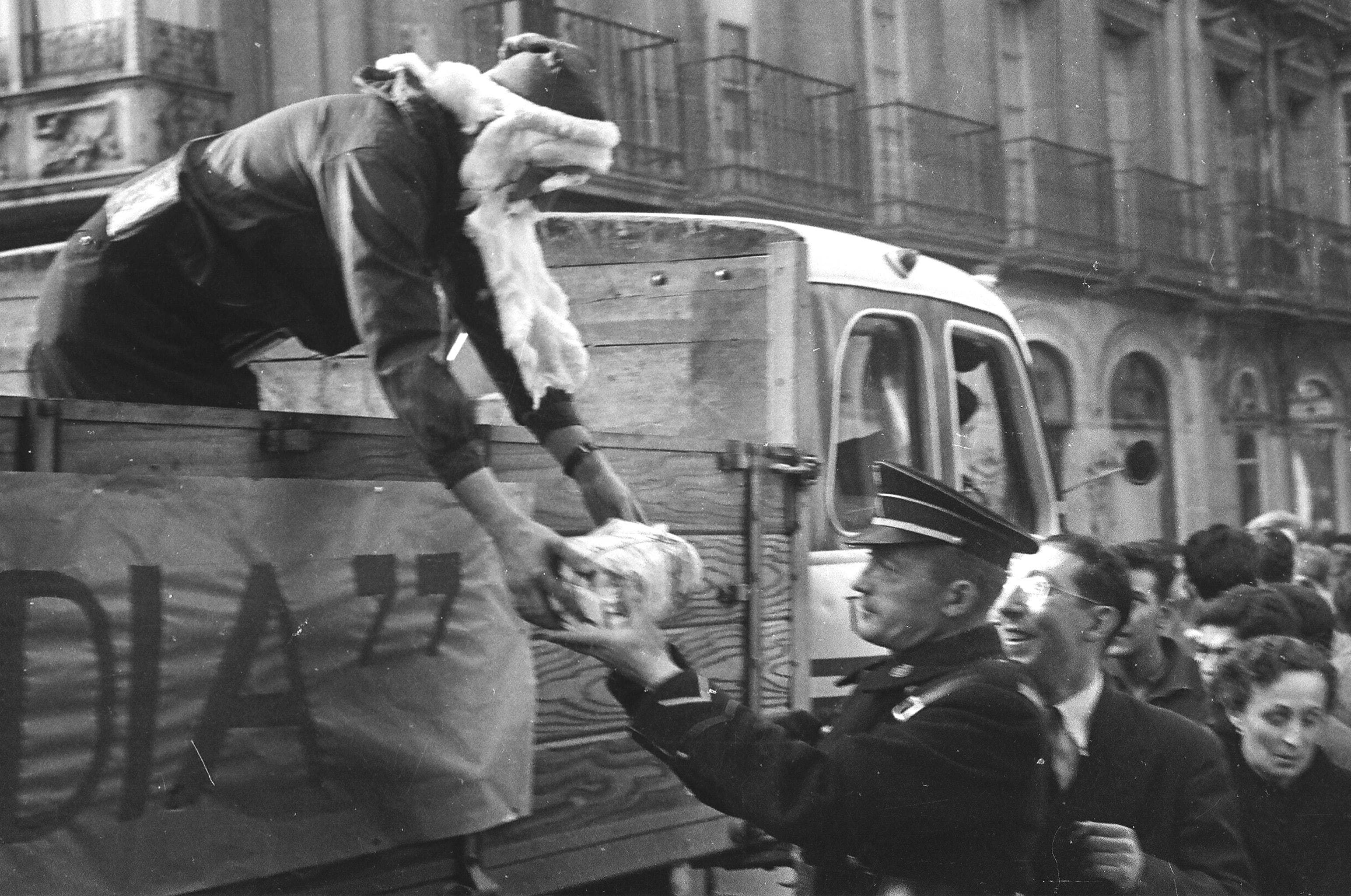 Un guardia municipal recibe el aguinaldo / Archivo de Álava