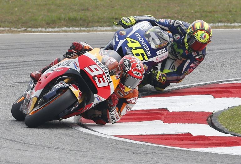 Marc Marquez (front) y Valentino Rossi.