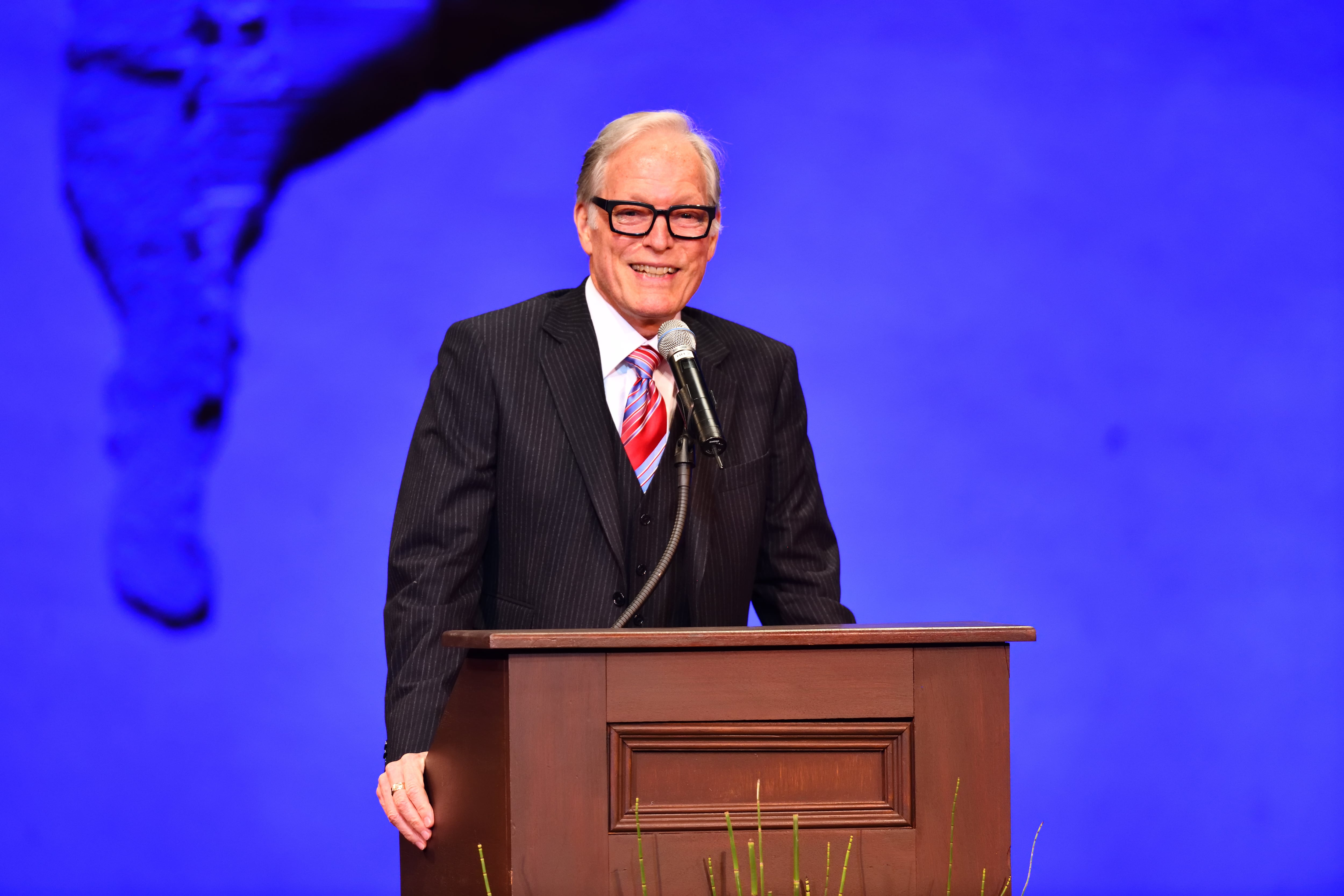 El actor Richard Chamberlain da un discurso en Pasadena, California, el 17 de septiembre de 2017. Getty Images.