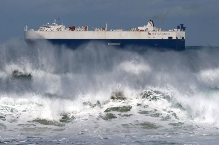Un barco sale de la bahía de Santander (Cantabria).