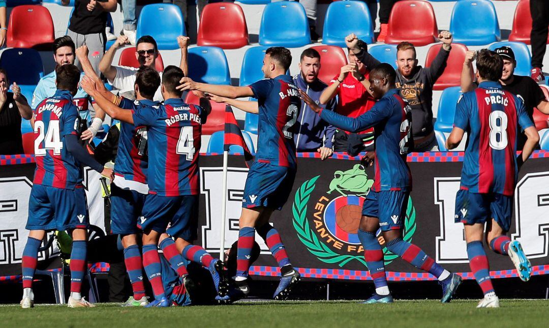 Los jugadores del Levante celebran el primer gol marcado al Lugo durante el partido de dieciseisavos de final de la Copa del Rey 