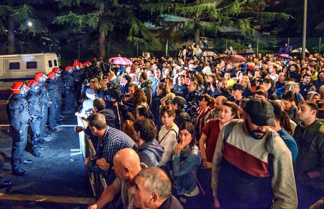 Unas 2.000 personsa se concentraron en Santurtzi para protestar por la ocupación de viviendas de forma ilegal. Durante la protesta hubo una gran presencia policial