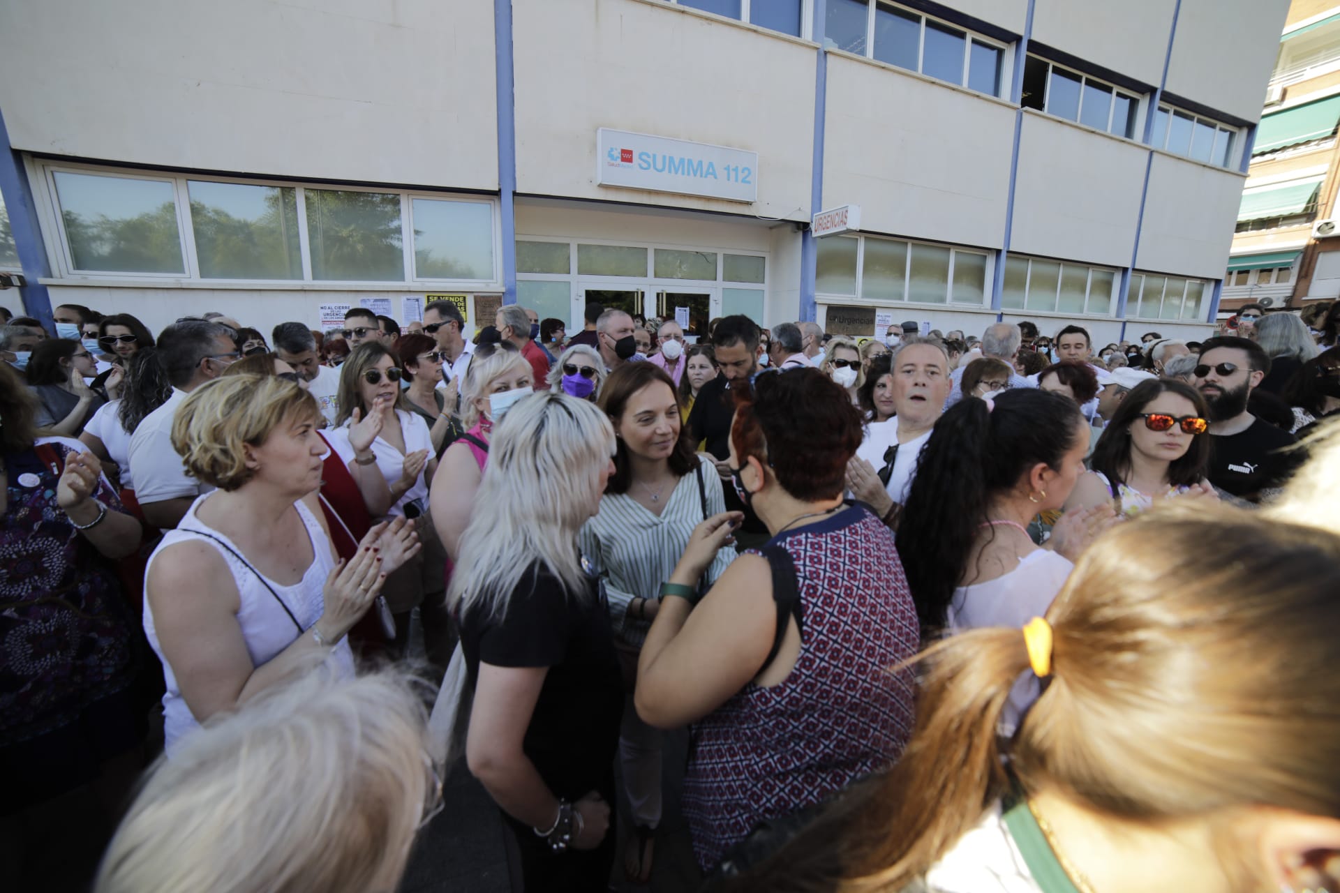 Imagen de una de las multitudinarias concentraciones a las puertas del centro de salud de Getafe