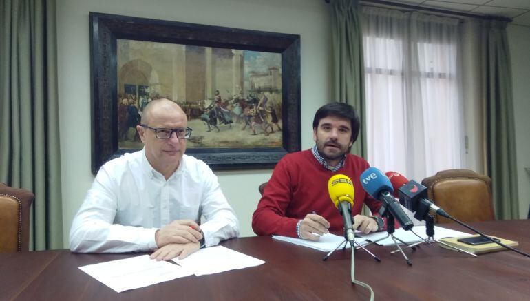 Eneko Larrarte en una rueda de prensa en el Ayuntamiento de Tudela junto al entonces edil socialista Carlos Gimeno