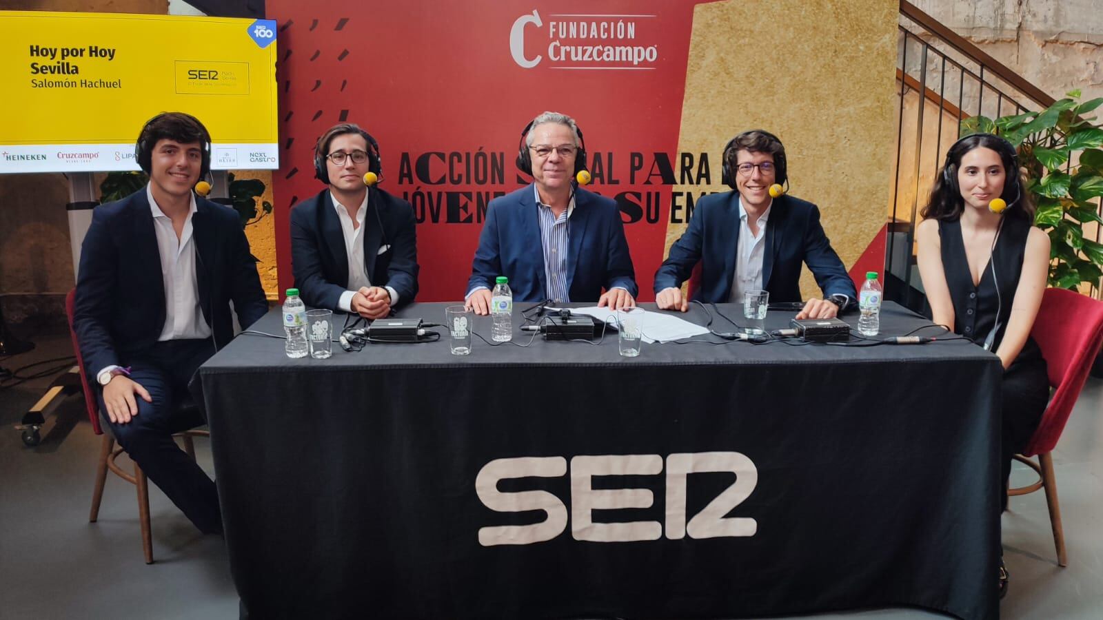 La cuarta generación de Casa Robles, junto a Salomón Hachuel, director y presentador del programa Hoy por Hoy Sevilla