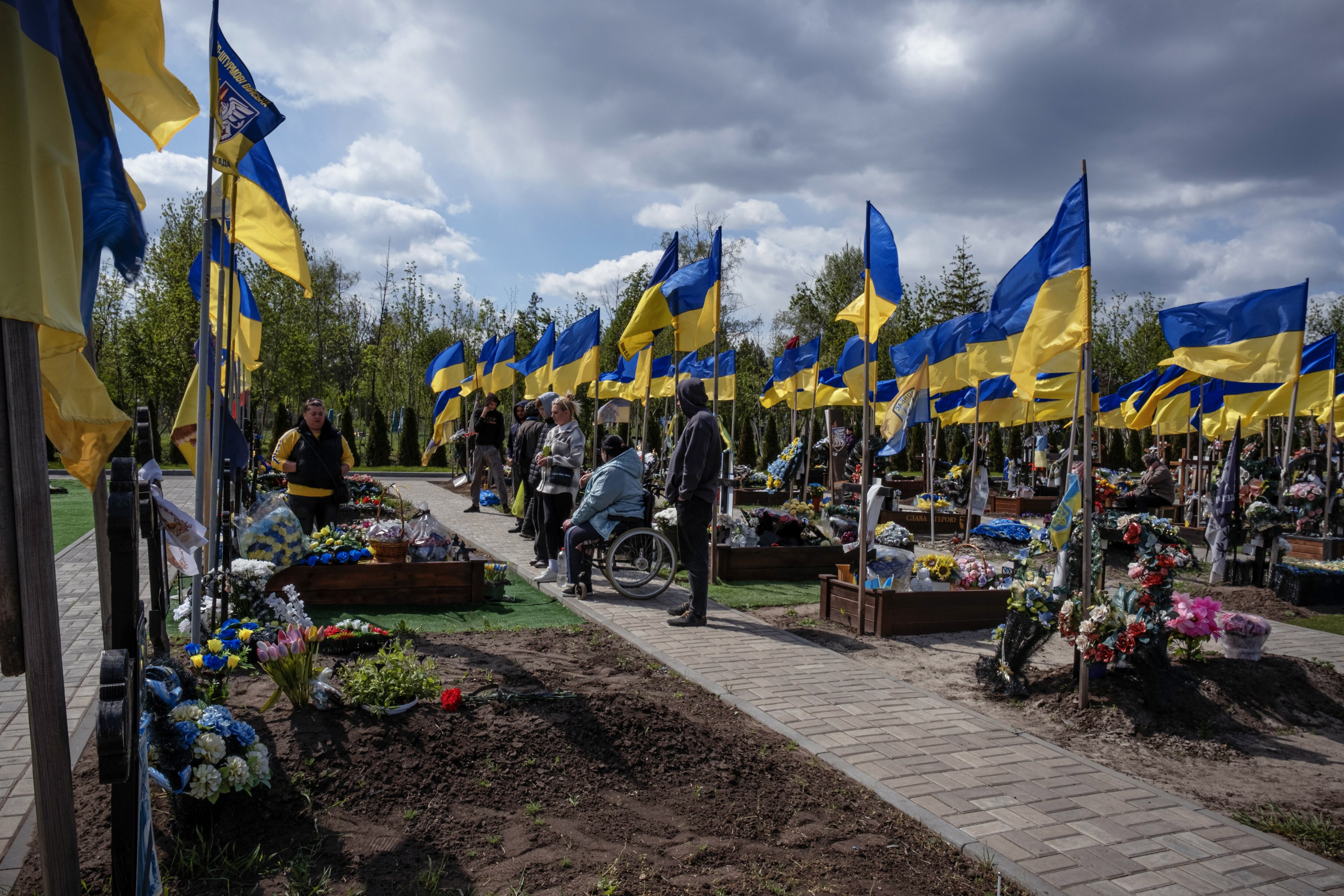 Familias de víctimas de la guerra visitan sus tumbas en la ciudad ucraniana de Kramatorsk