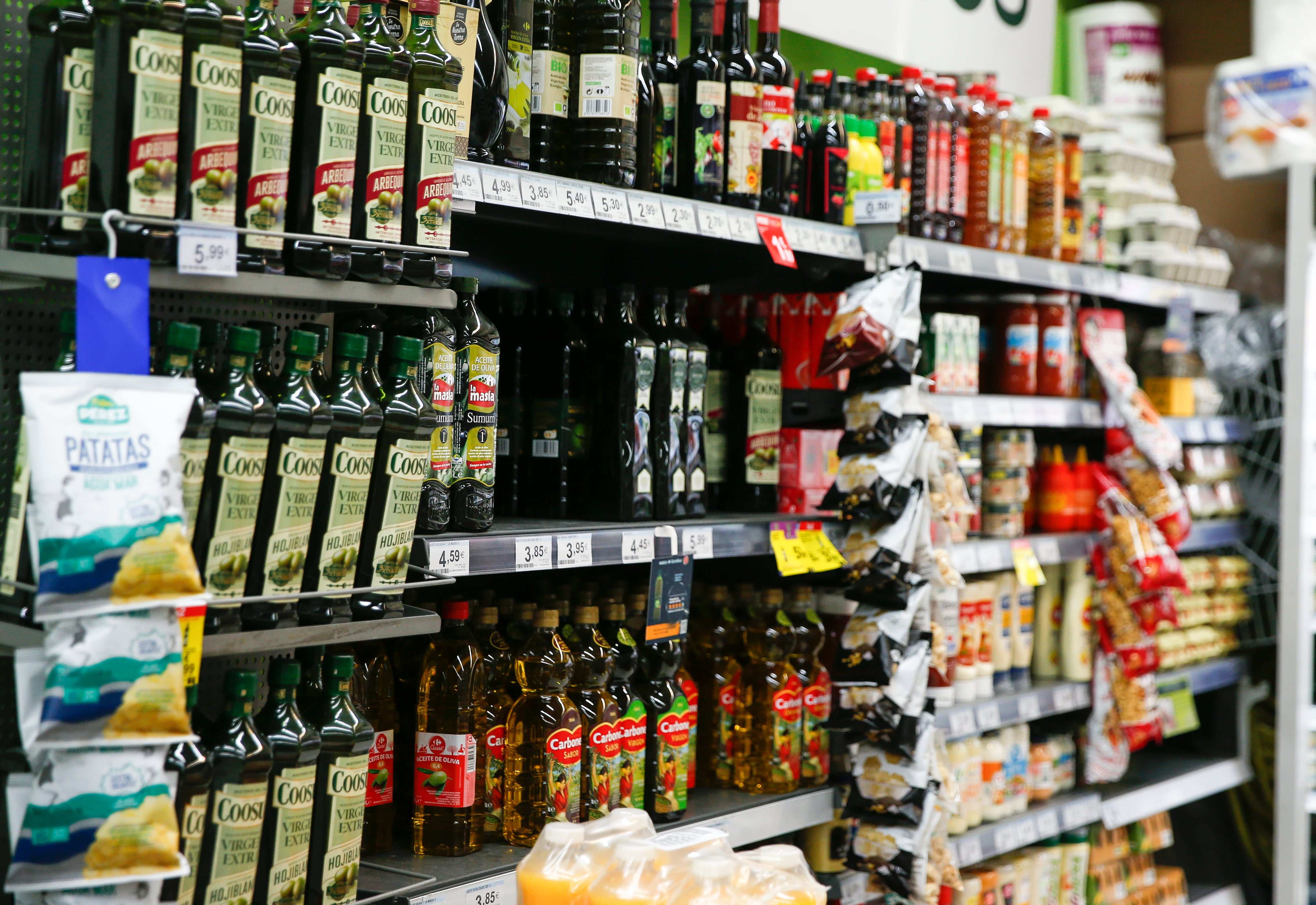 Estanterías con botellas de aceite en un supermercado. EFE/ Víctor Casado