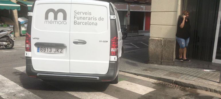 El furgó de Serveis Funeraris, endunt-se el cadàver de la dona assassinada.