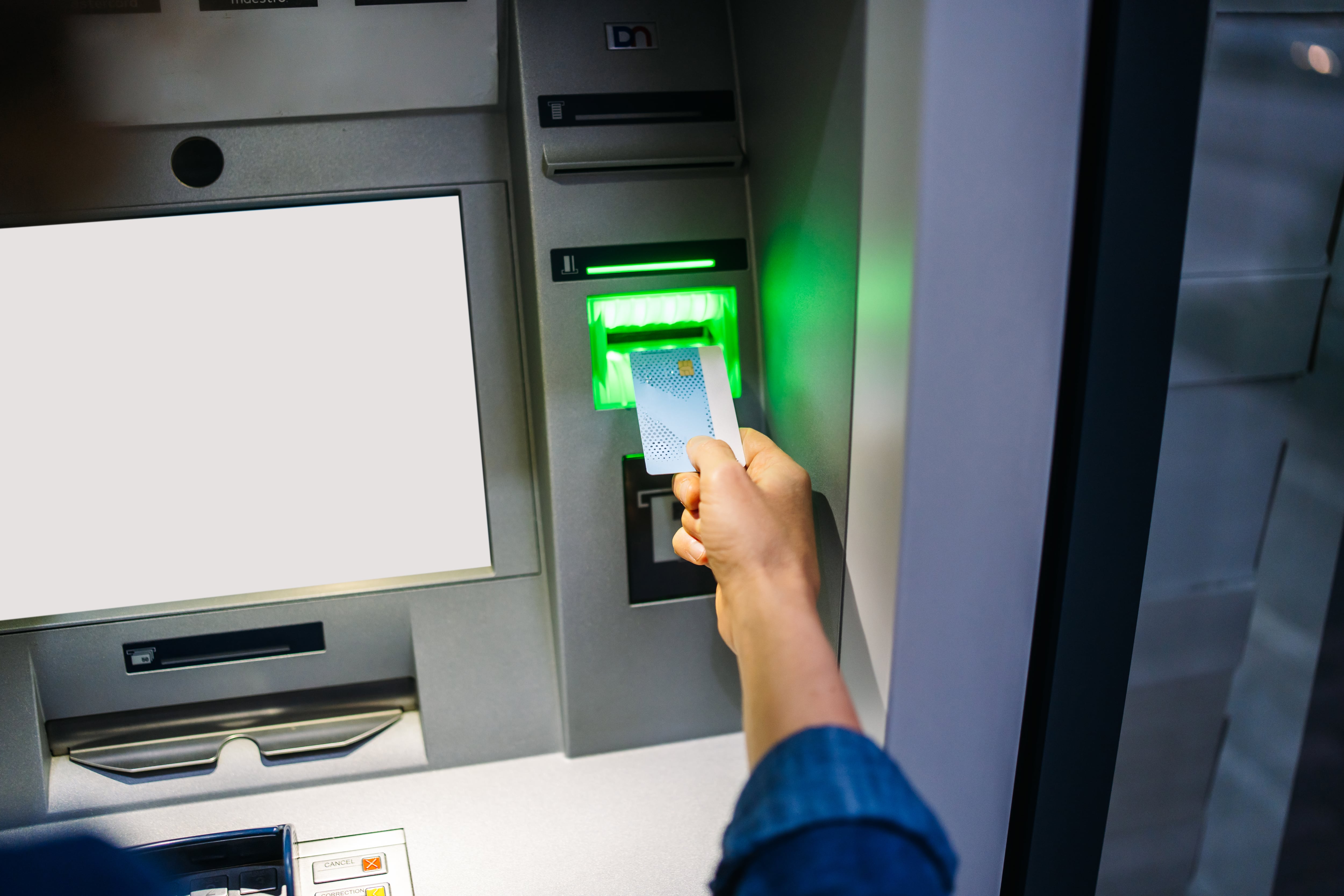 Tarjeta bancaria en un cajero automático