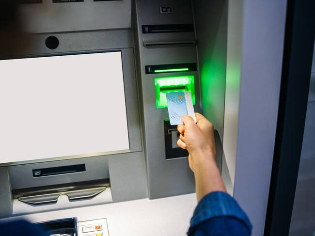Tarjeta bancaria en un cajero automático