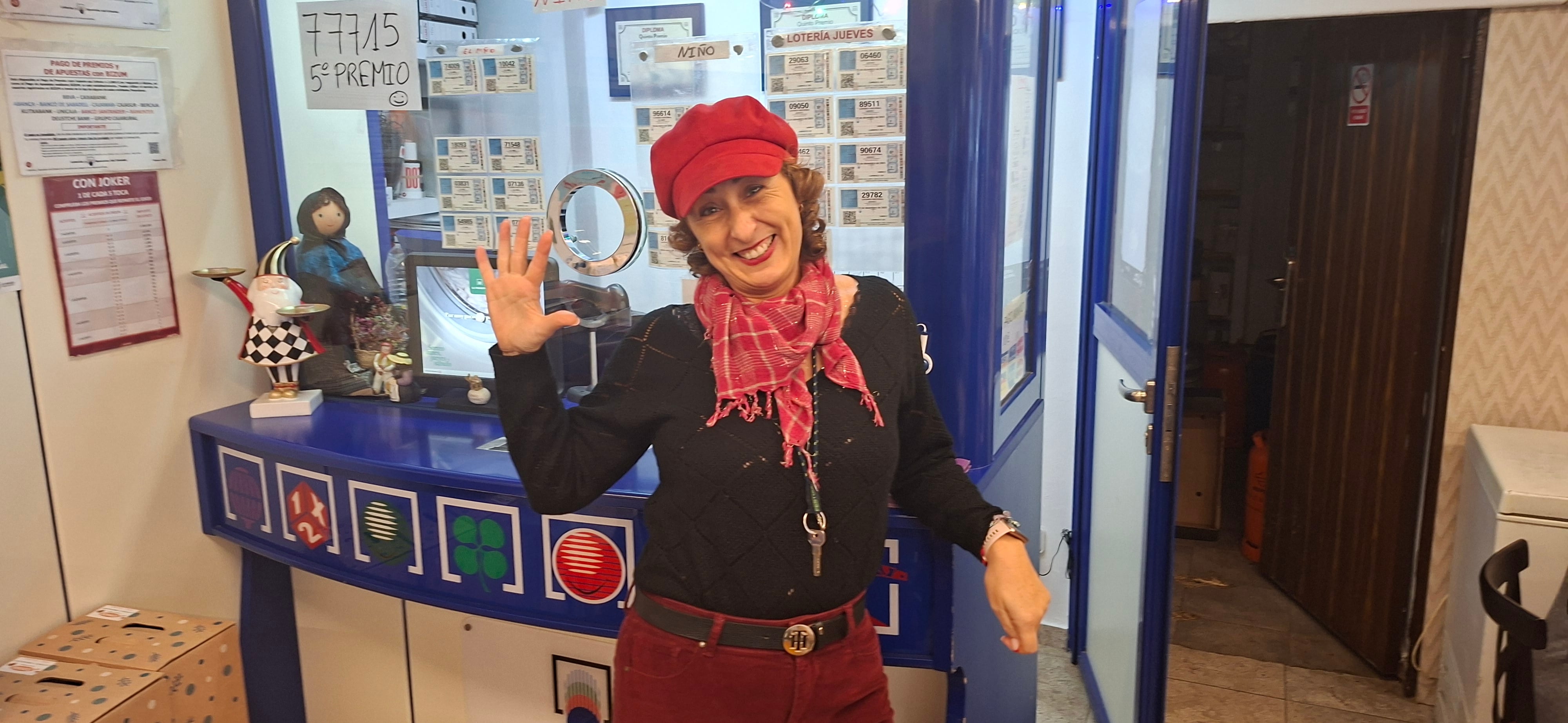 Azucena delante del punto de venta