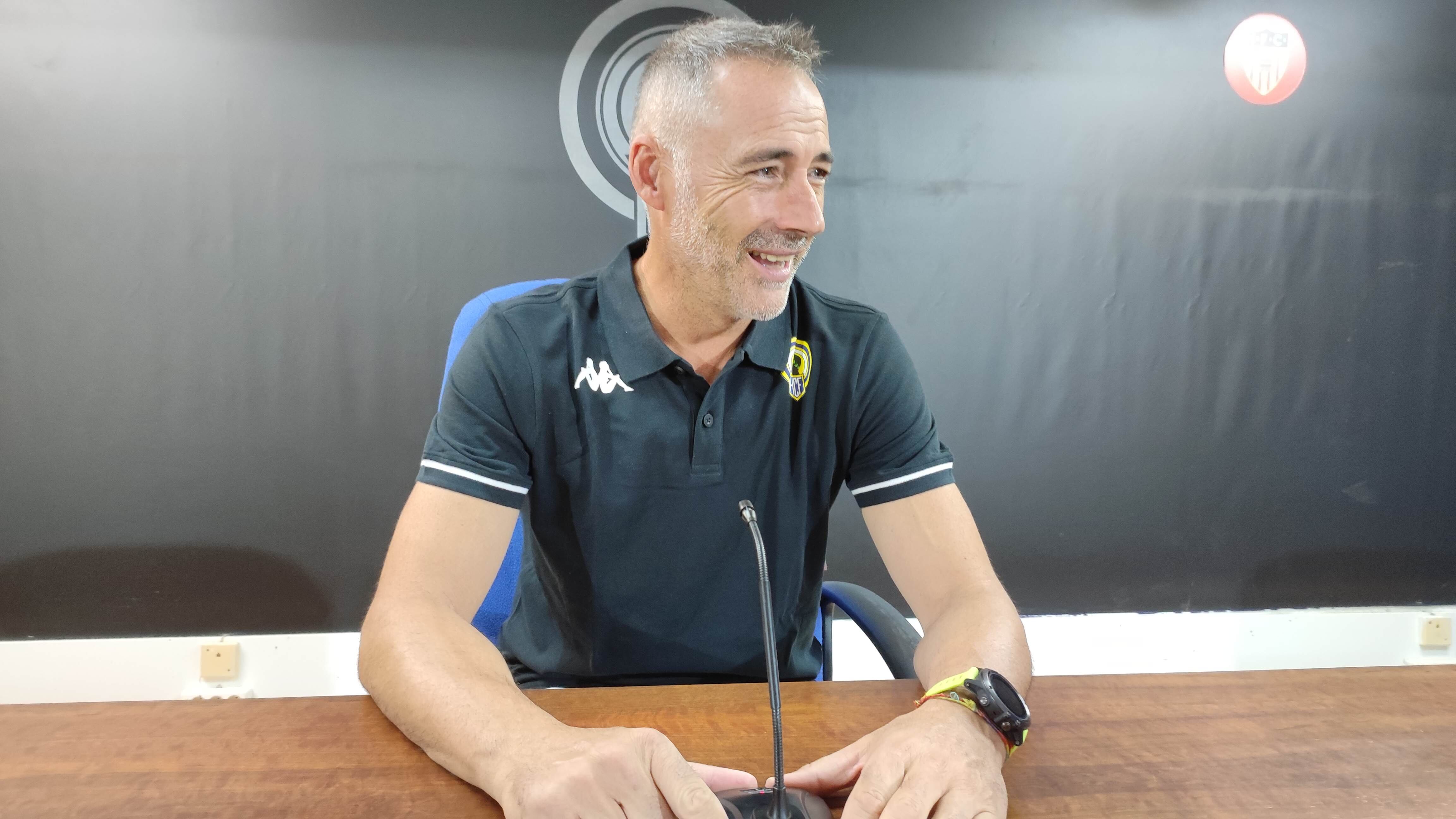 Ángel Rodríguez, entrenador del Hércules CF, en la sala de prensa del Rico Pérez