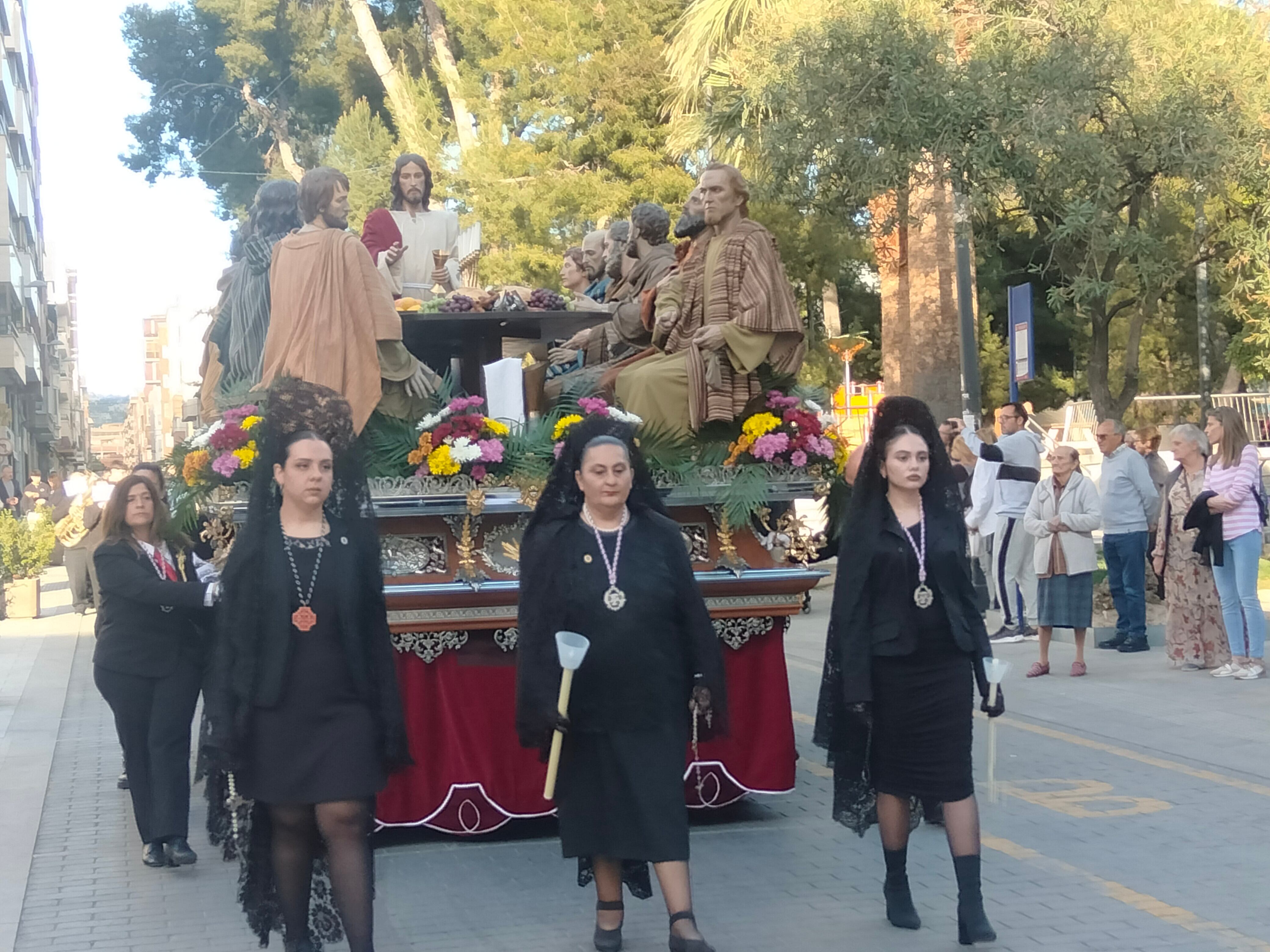 Las "Mantillas" acompañando a la imagen de la Santa Cena eldense
