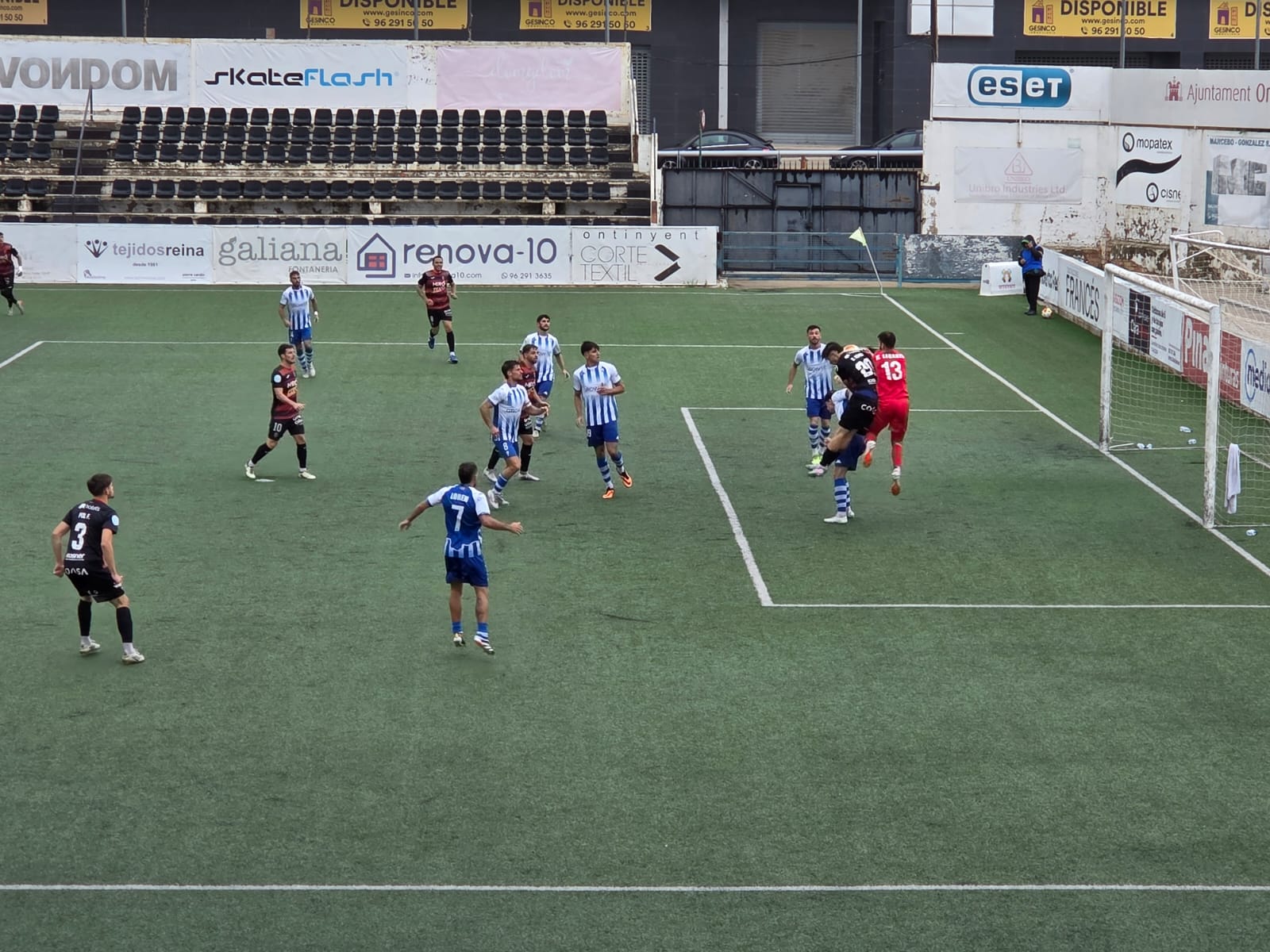 Rechace de Marcos Legánes, en su debut como portero del CD Alcoyano, supliendo al meta lesionado Jagoba