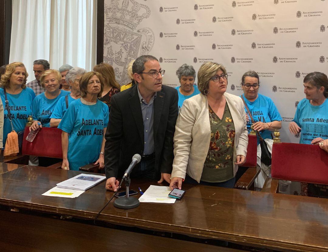 Los concejales Miguel Ángel Fernández Madrid y Ana Muñoz en la rueda de prensa (con presencia de las vecinas de Santa Adela) en la que se ha presentado la nueva fase de rehabilitación del barrio