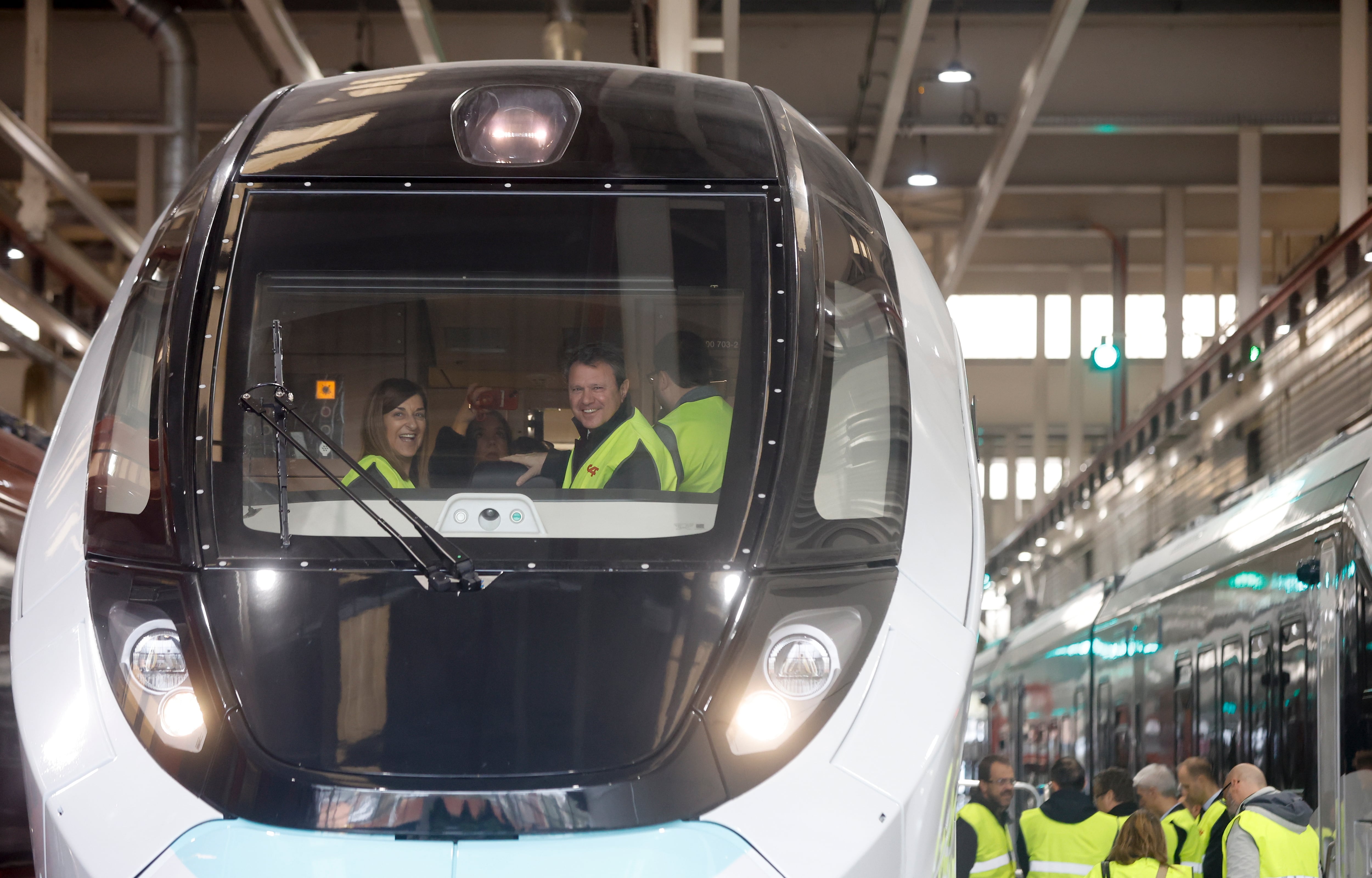 El secretario de Estado de Transportes y Movilidad Sostenible, José Antonio Santano (c), acompañado de la presidenta de Cantabria, María José Sáenz de Buruaga (i), y el presidente de Asturias, Adrián Barbón Rodríguez (d, de espaldas), visita la factoría CAF de Beasain, en una imagen de archivo de febrero de 2024.