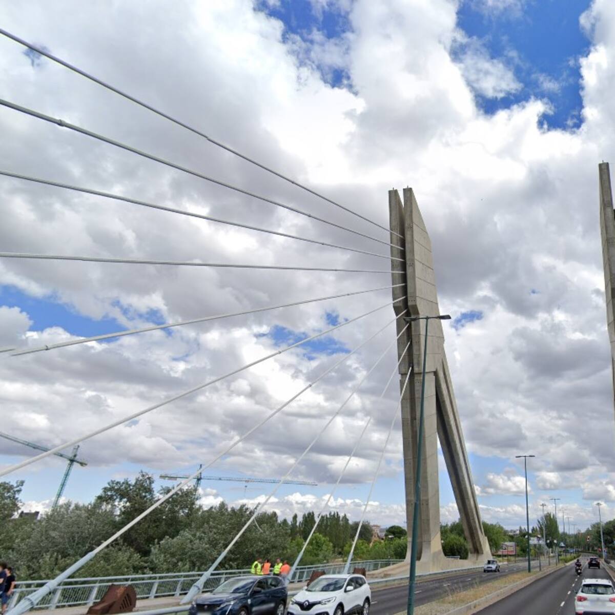 Los tirantes del Puente de la Hispanidad, pasan la 'ITV' los próximos dos meses