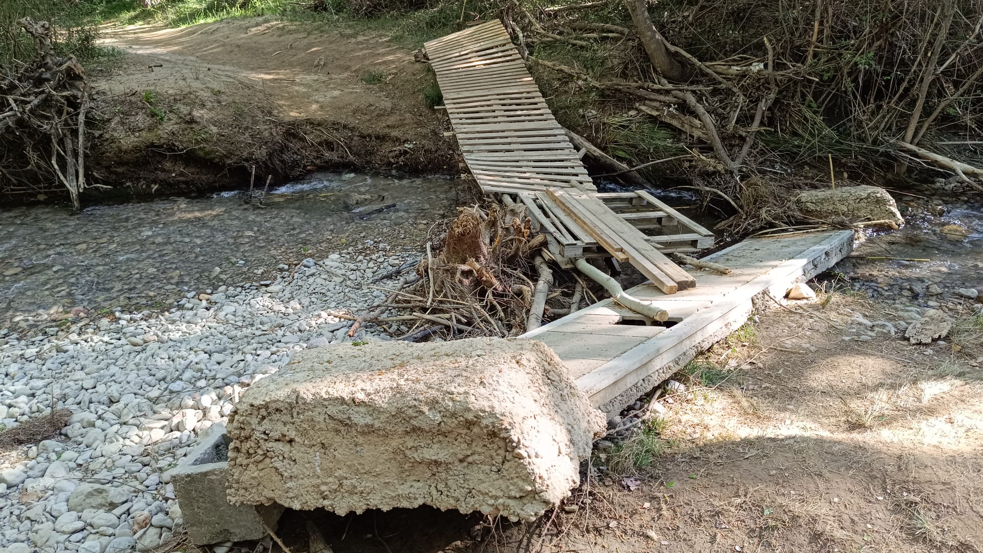 Paso peatonal por el río Isuela