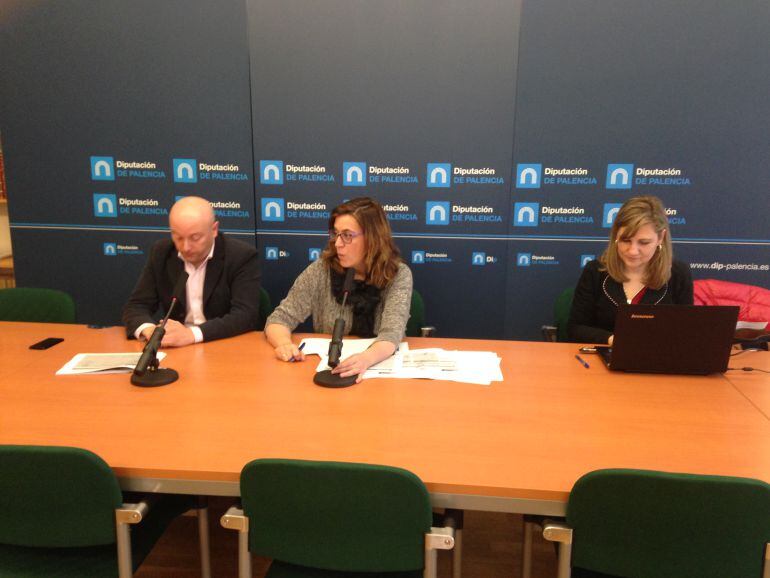 Luis Calderón (vicepresidente de la Diputación), Ángeles Armisen (presidenta de la Diputación) y María Teresa González jefa de servicios