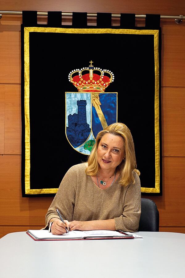 Almudena Negro, alcaldesa de Torrelodones, firmando el convenio con la Fundación Víctimas del Terrorismo