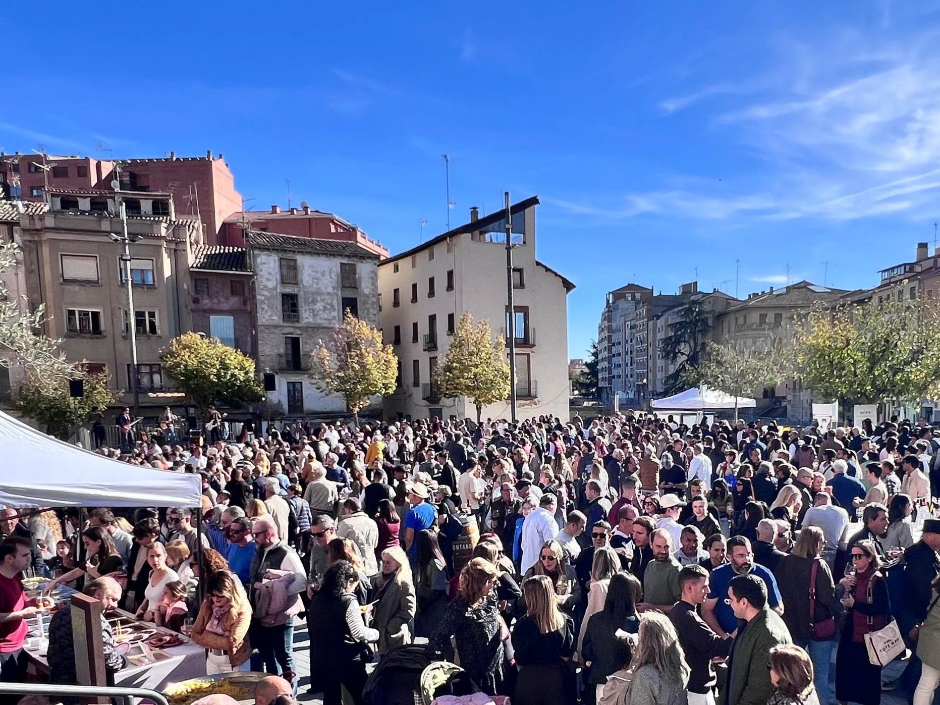 Ambiente en la Plaza San Francisco. Día mundial del enoturismo 2025.