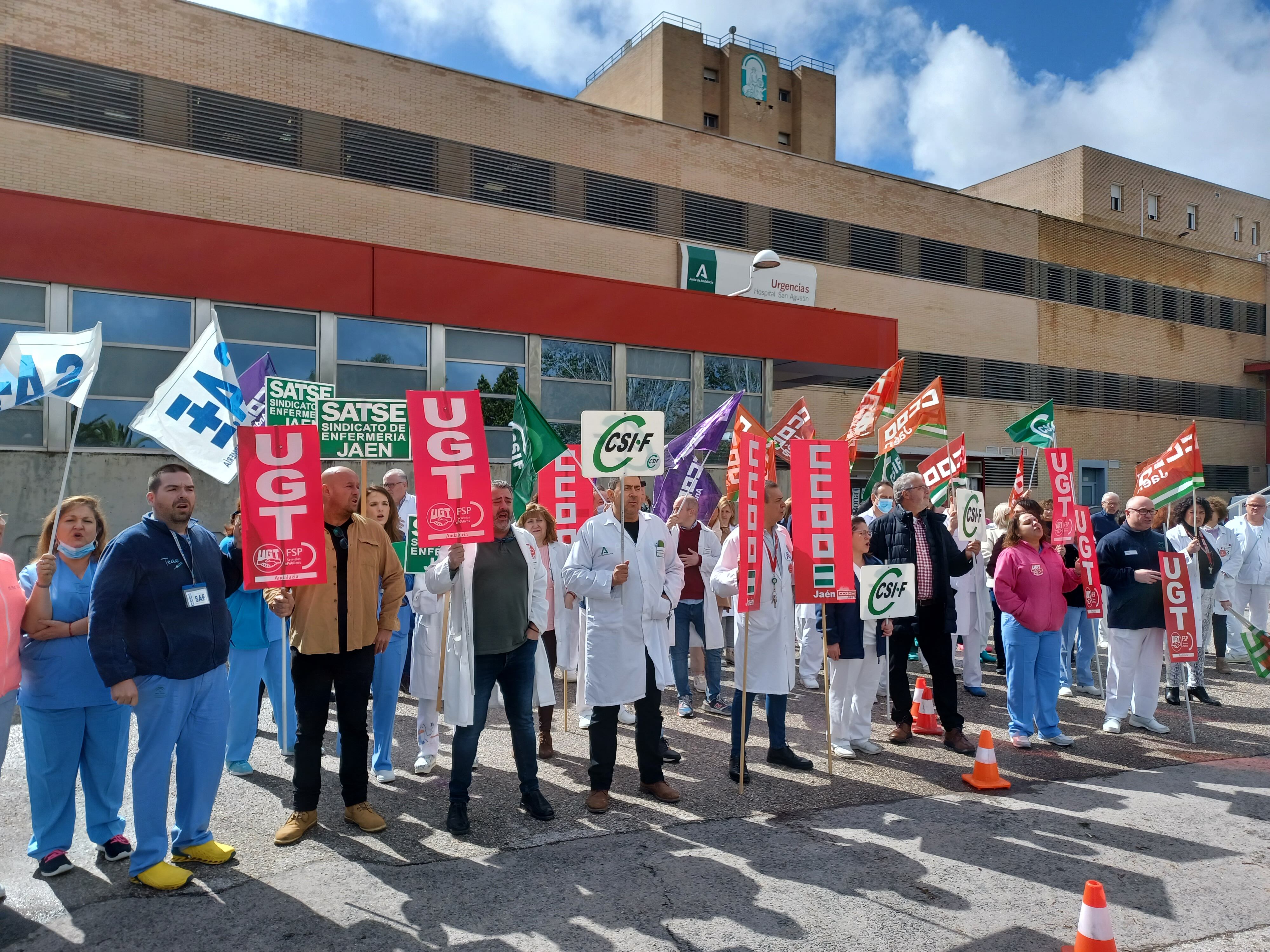 Protesta a las puertas de Urgencias, en el Hospital de San Agustín de Linares.